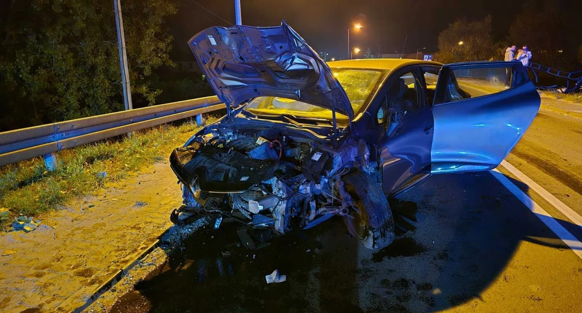 Renault clio zatrzymało się na barierkach mostu w Barcinie