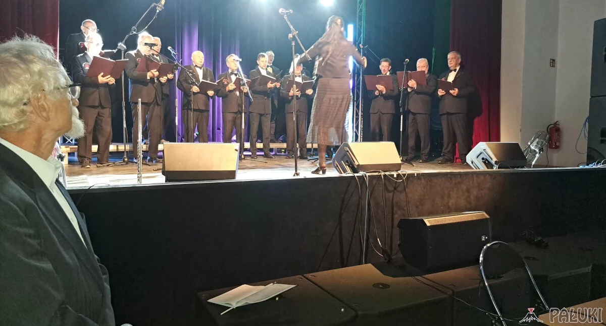 Chór Moniuszko zaśpiewał Gaudeamus Igitur na UTW w Żninie