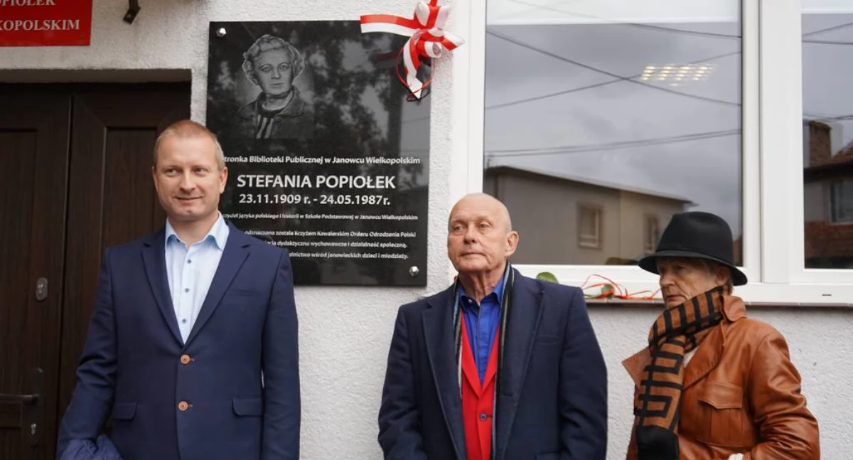 Tablica pamiątkowa patronki janowieckiej biblioteki Stefanii Popiołek odsłonięta