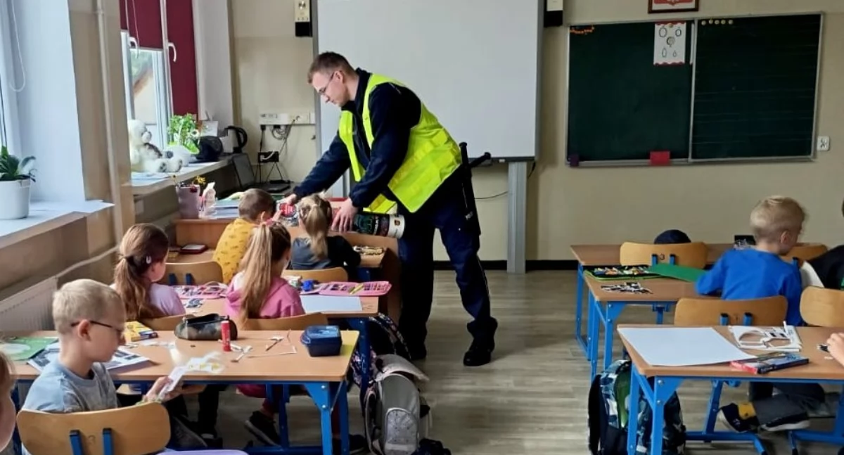 Najmłodszych uczestników ruchu drogowego odwiedzili labiszyńscy policjanci