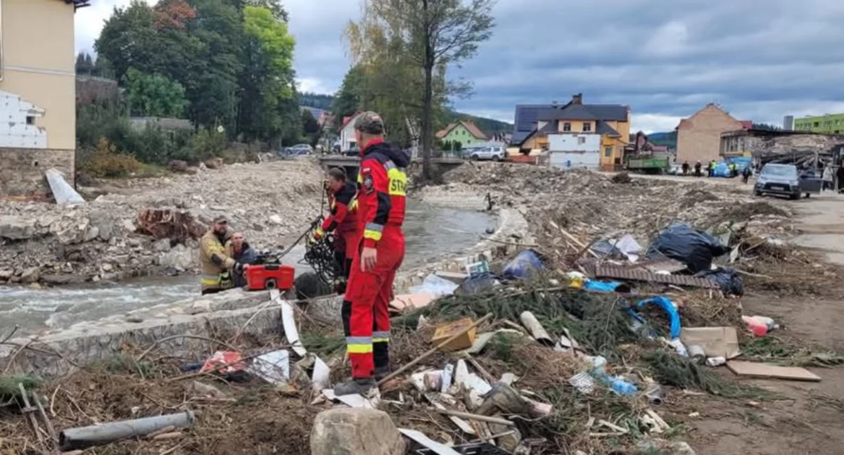 Służby pracujące w Stroniu Śląskim zwalniają tempo, a powodzianie czekają na pomoc 