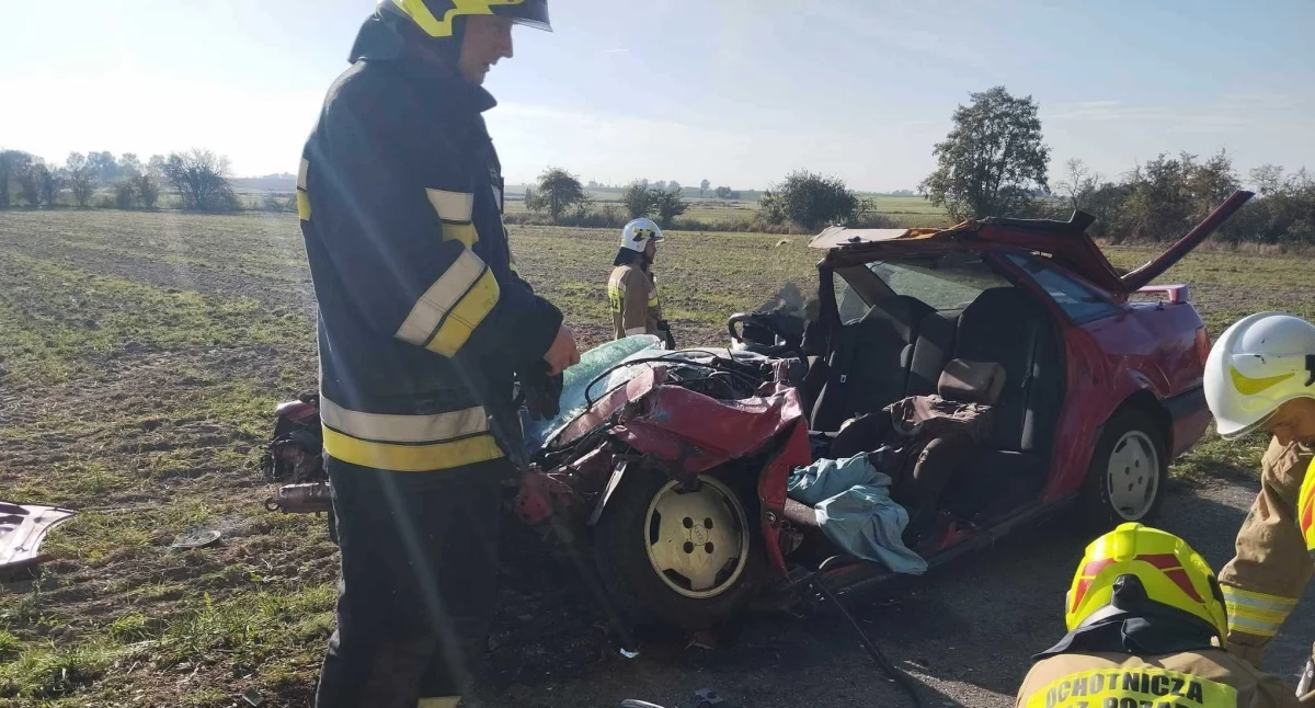 Czołowe zderzenie autobusu szkolnego z audi 80. Kierowca osobówki śmigłowcem zabrany do szpitala (zdjęcia)