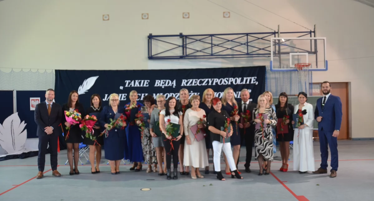 Burmistrz Kcyni wręczył nagrody nauczycielom (fotorelacja)