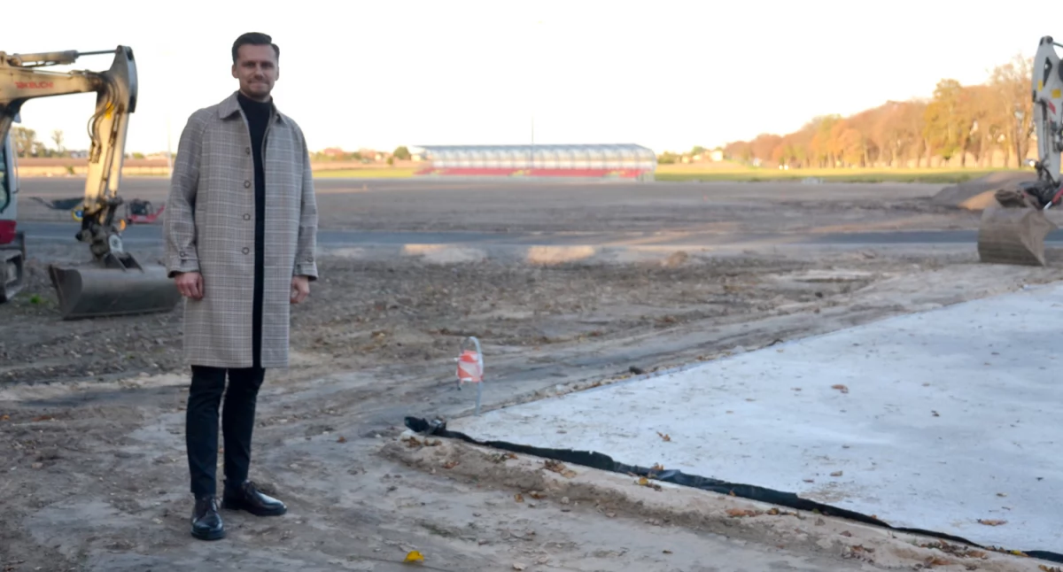 Czy krety poryją nowe boisko piłkarskie? 