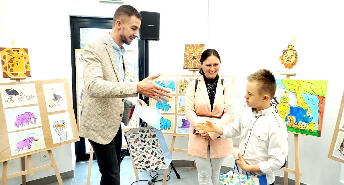 Kolorowe zwierzęta Konrada Badowskiego w na pierwszym piętrze Wieży Ciśnień