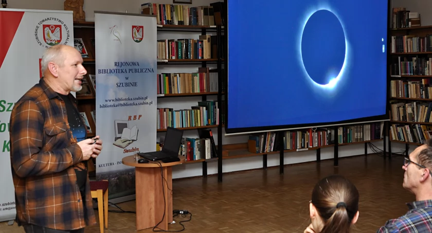 Korona słońca znad USA w szubińskiej bibliotece