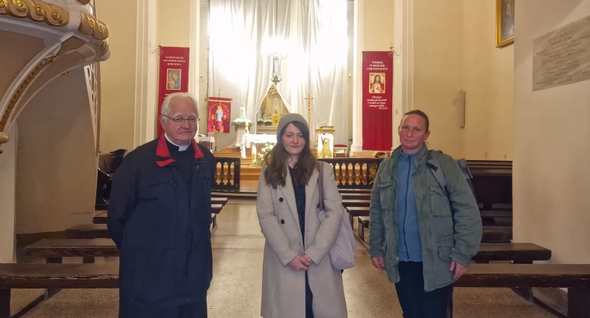 Prace konserwatorskie w żnińskiej farze. Pięknieje ołtarz główny i elewacja kościoła pw. św. Floriana (fotogaleria)