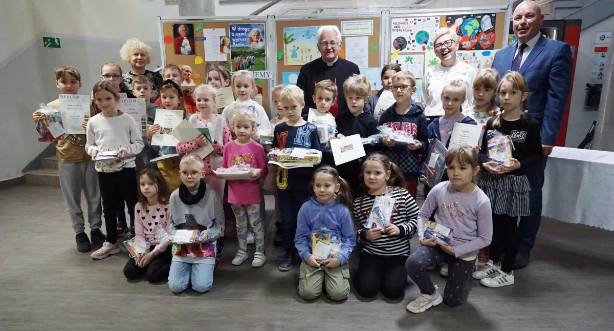 Uczniowie żnińskiej jedynki doceniają posługę misjonarską (fotogaleria)