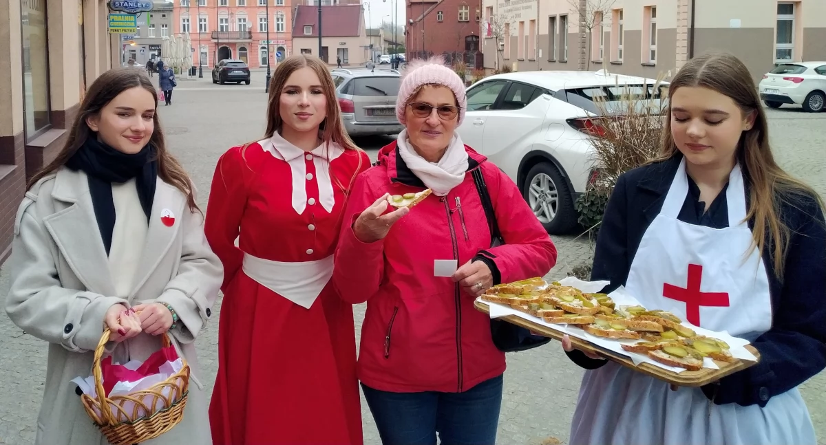 Sznytką ze smalcem z pałuckiego chabasu żnińscy licealiści uczcili niepodległość