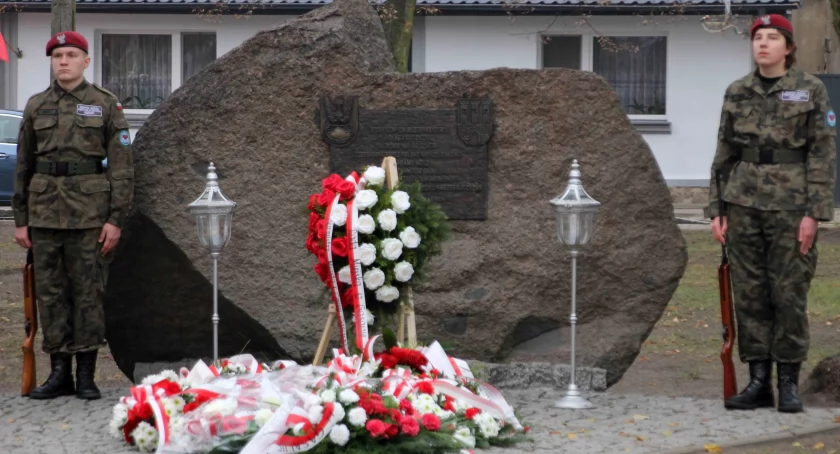 Msza za ojczyznę i złożenie kwiatów pod obeliskiem w Gąsawie