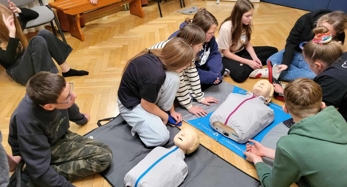 Nie widzę, nie słyszę, nie czuję, ambulansu pilnie potrzebuję! Niezwykłe warsztaty w Domu Świętego Mikołaja w Kcyni (fotogaleria)
