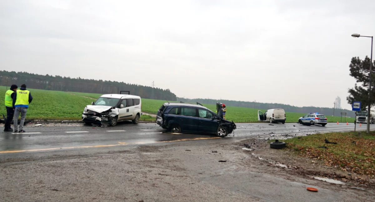 Wypadek trzech samochodów w Krotoszynie. Świadkowie wyciągnęli kierowcę (fotogaleria)