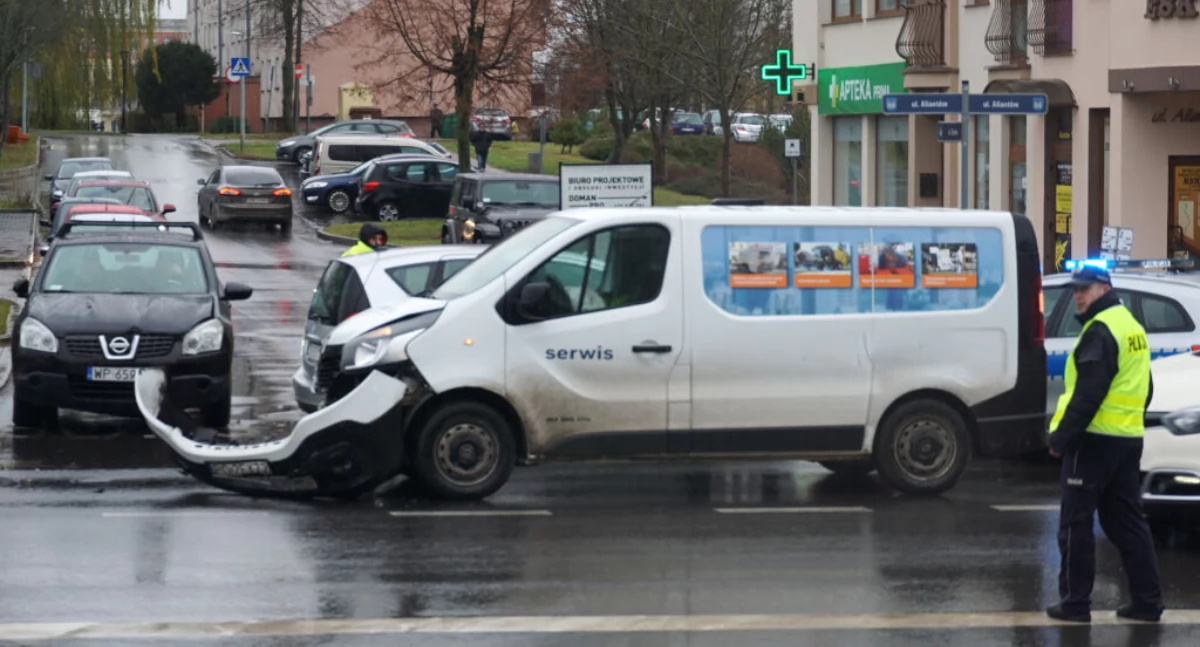 Zderzenie trzech samochodów na skrzyżowaniu Aliantów z Żytnią 