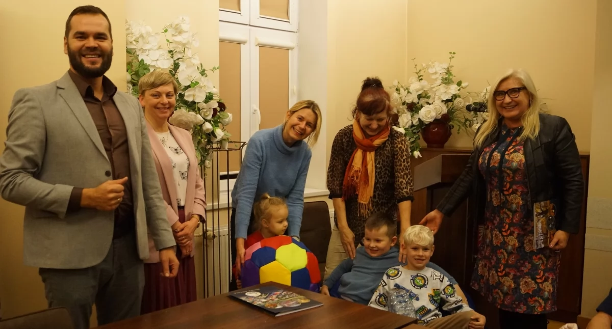 Laureaci gminnych konkursów plastyczno - ekologicznych otrzymali nagrody rzeczowe 