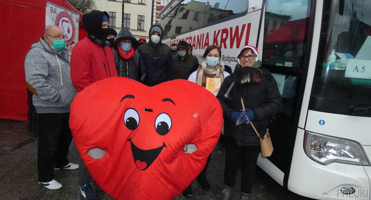 Na żnińskim rynku mikołajkowe spotkanie z mundurem i zbiórka krwi