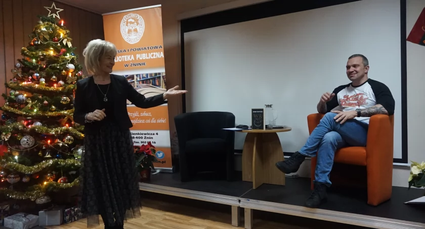 „Wróg” i Łukasz Orbitowski w żnińskiej bibliotece (fotogaleria)