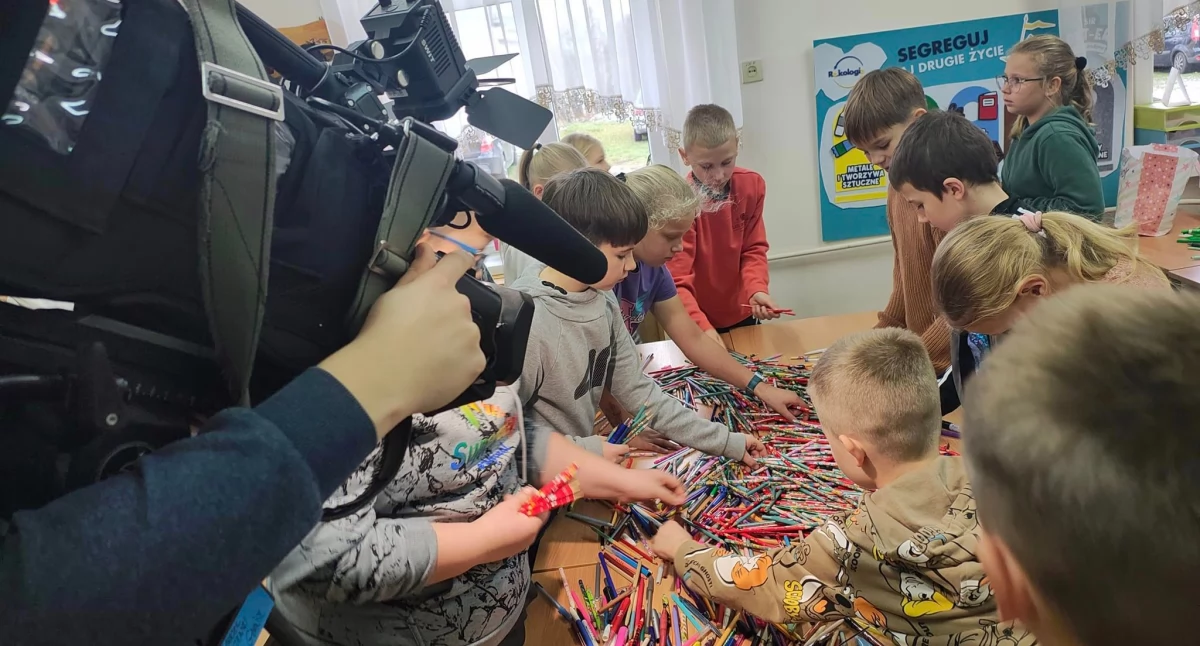 Choinka z ponad 10.000 zużytych kredek powstaje w Laskownicy