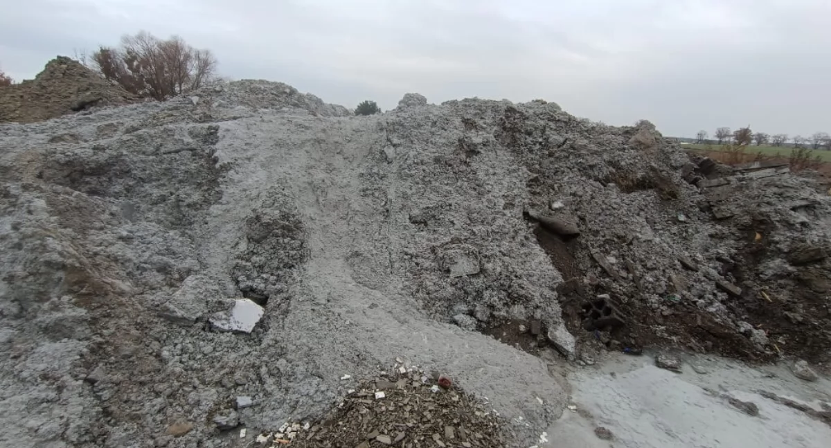 Grzywna za betonowe popłuczyny na polu może wynieść minimum 500 zł (nowe informacje)