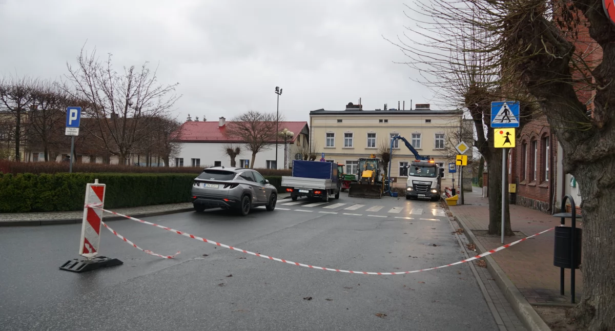 Awaria rurociągu na rynku w Barcinie. Skrócone lekcje w jedynce