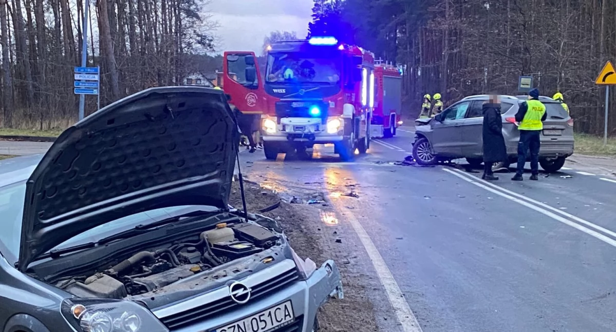 Kierująca fordem wymusiła pierwszeństwo przy wyjeździe z obwodnicy w ul. 3 Maja (zdjęcia)