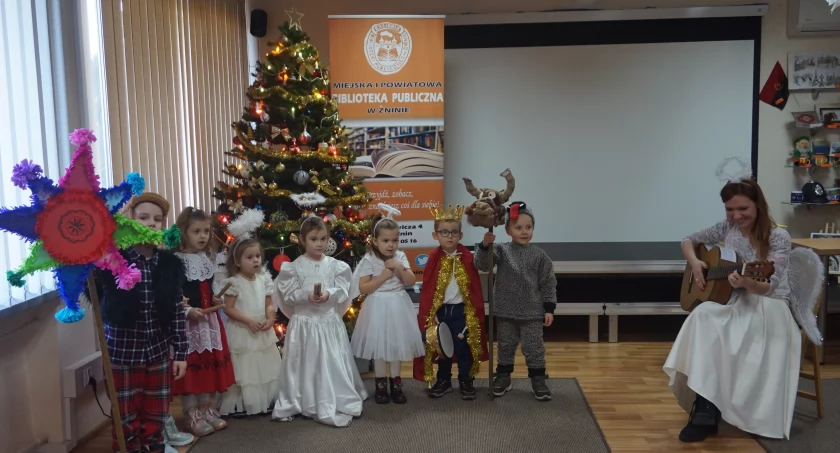 Kolędnicy w żnińskiej bibliotece (fotogaleria)