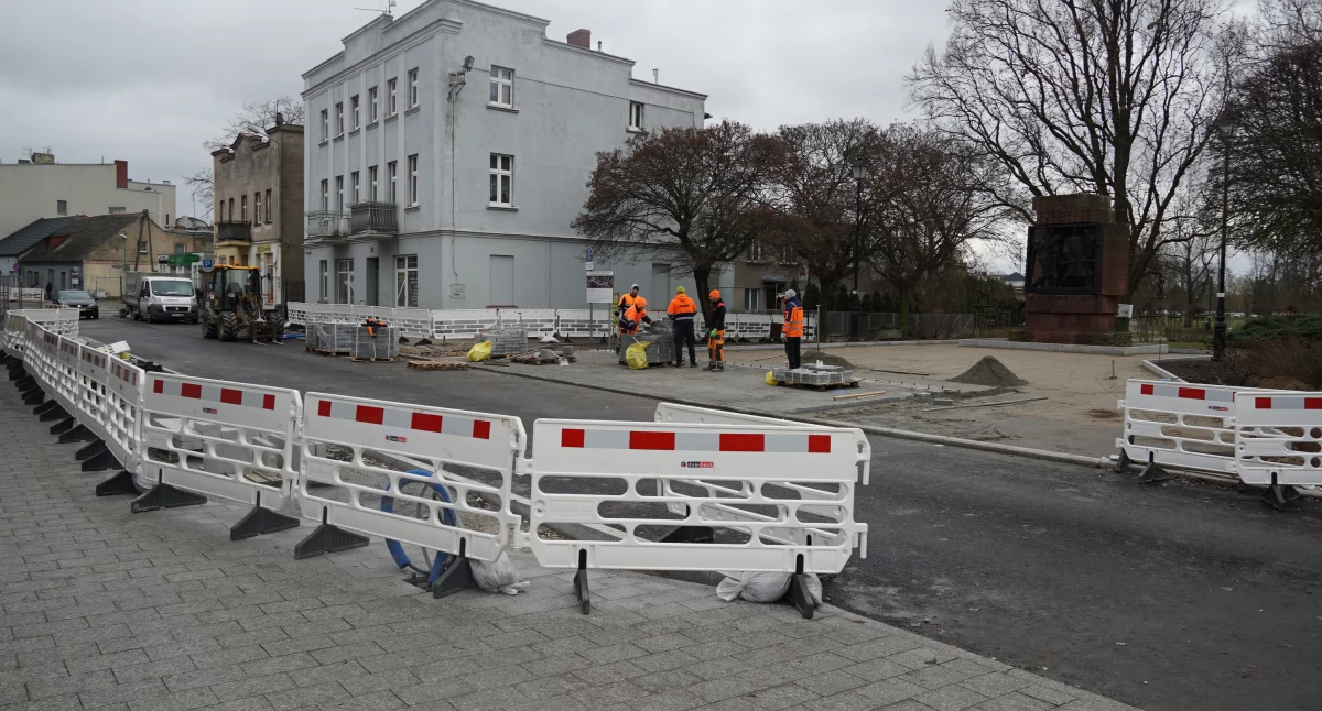 Wyjazd z Kościuszki dwoma pasami,  ścieżka - przez park (mapa + zdjęcia)