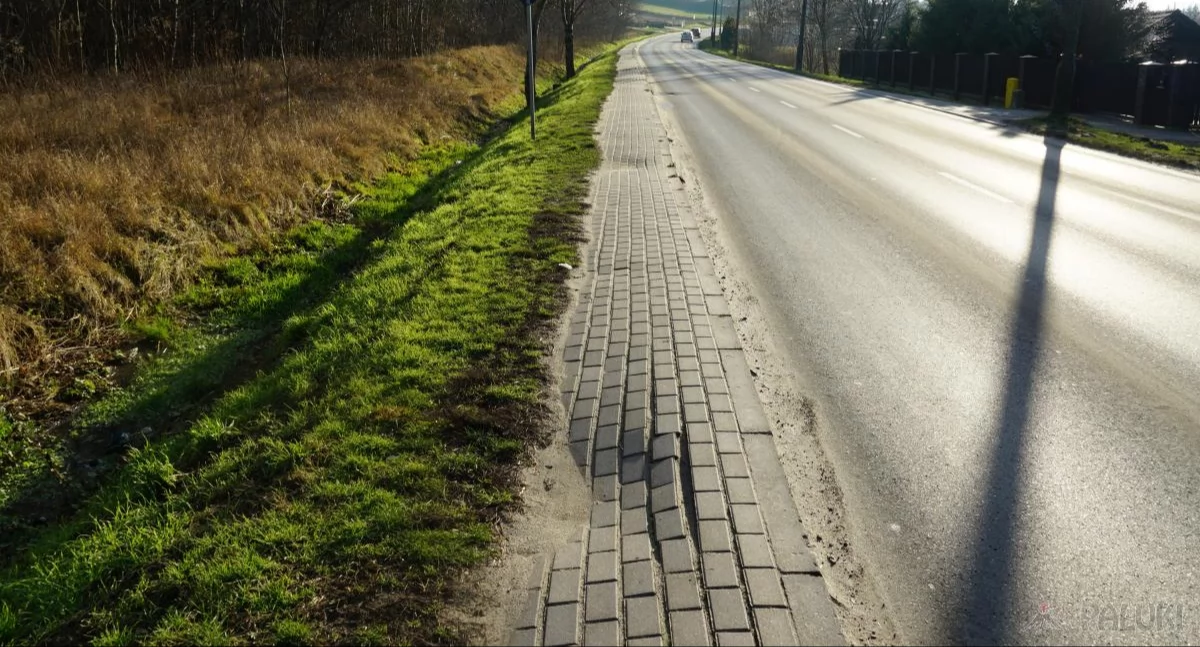 Chodnik na ul. Gnieźnieńskiej obsuwa się i zapada (zdjęcia)