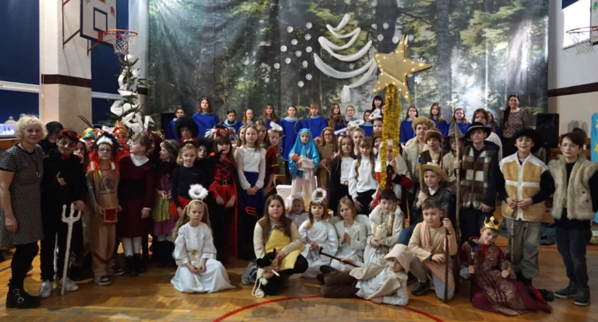 Jasełka misyjne w żnińskiej jedynce (film + fotogaleria)