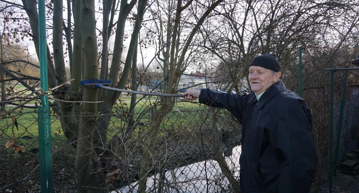 Dwa i pół roku temu ratusz obiecał mu, że przytnie gałęzie nad Gąsawką - czeka do dziś