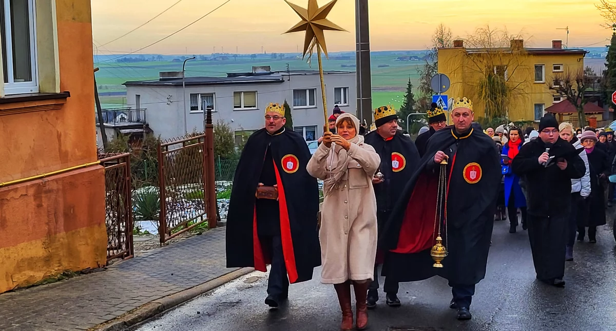 Orszak Trzech Króli przeszedł ulicami Kcyni - nagranie pięknej kolędy 