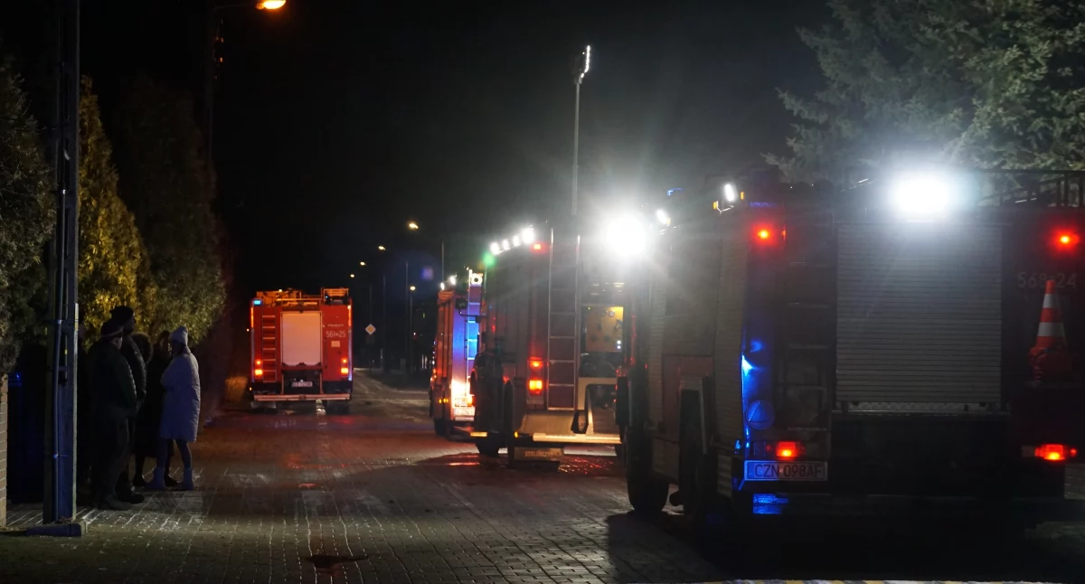 Sześć zastępów straży na ul. Podgórnej. Gryzący dym w budynku mieszkalnym (fotogaleria)