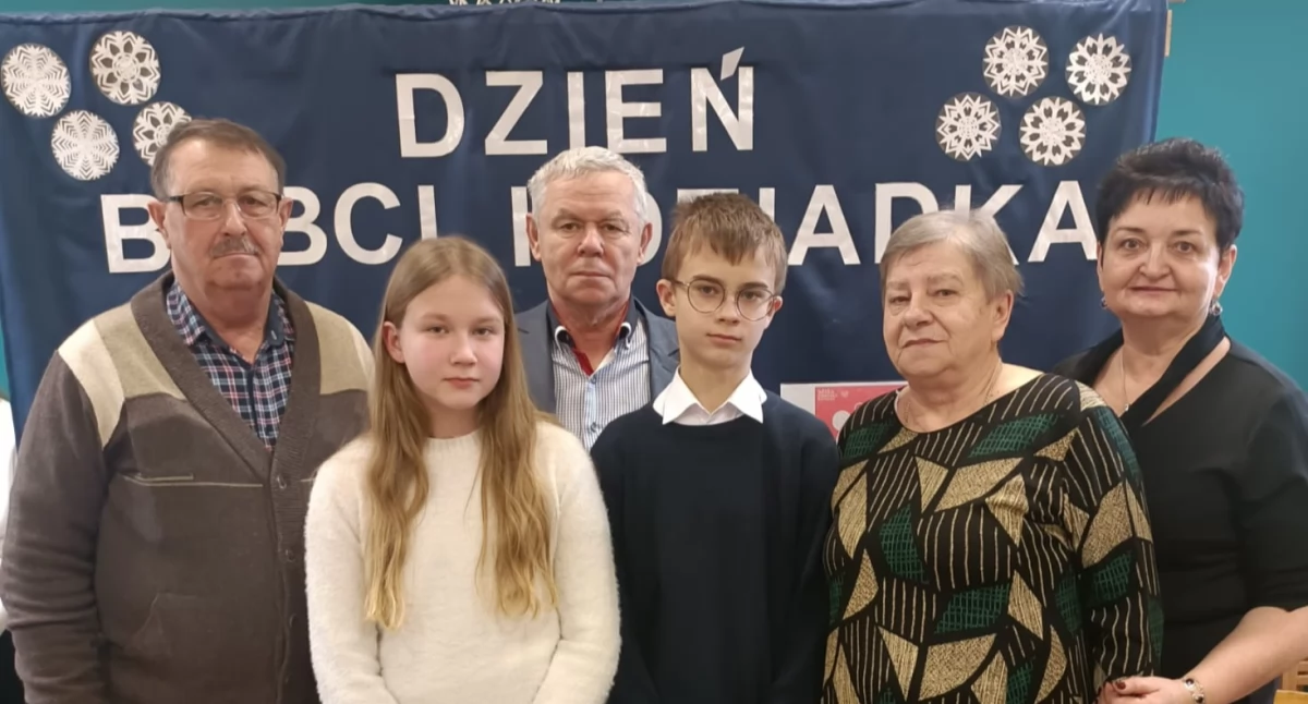 Uczniowie z Laskowa wstępowali dla babć i dziadków z okazji ich święta (fotogaleria)