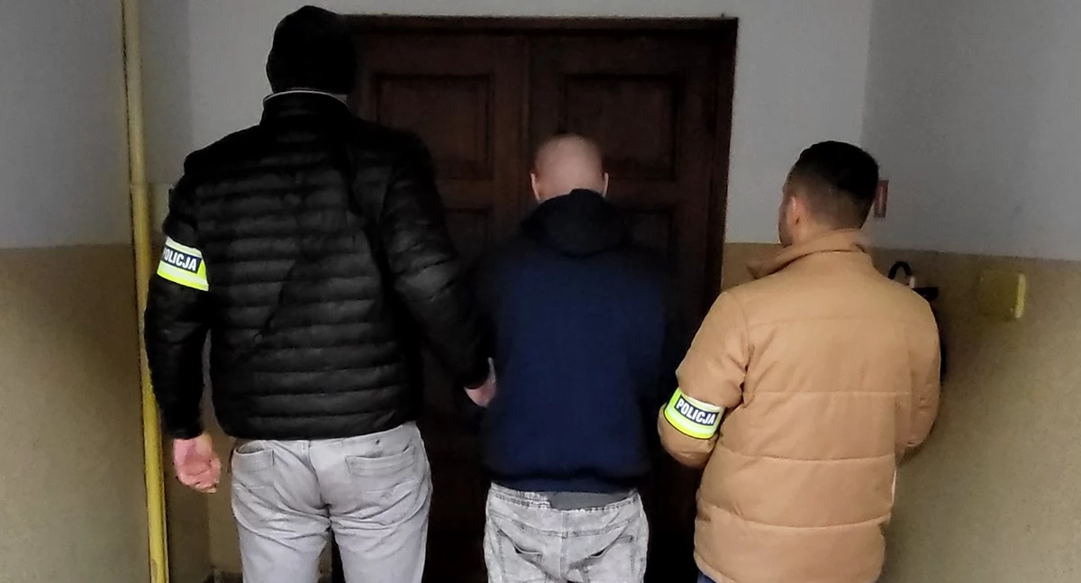 Gdy u kierowcy z zakazem znaleźli narkotyki, ten zaczął kopać policjanta