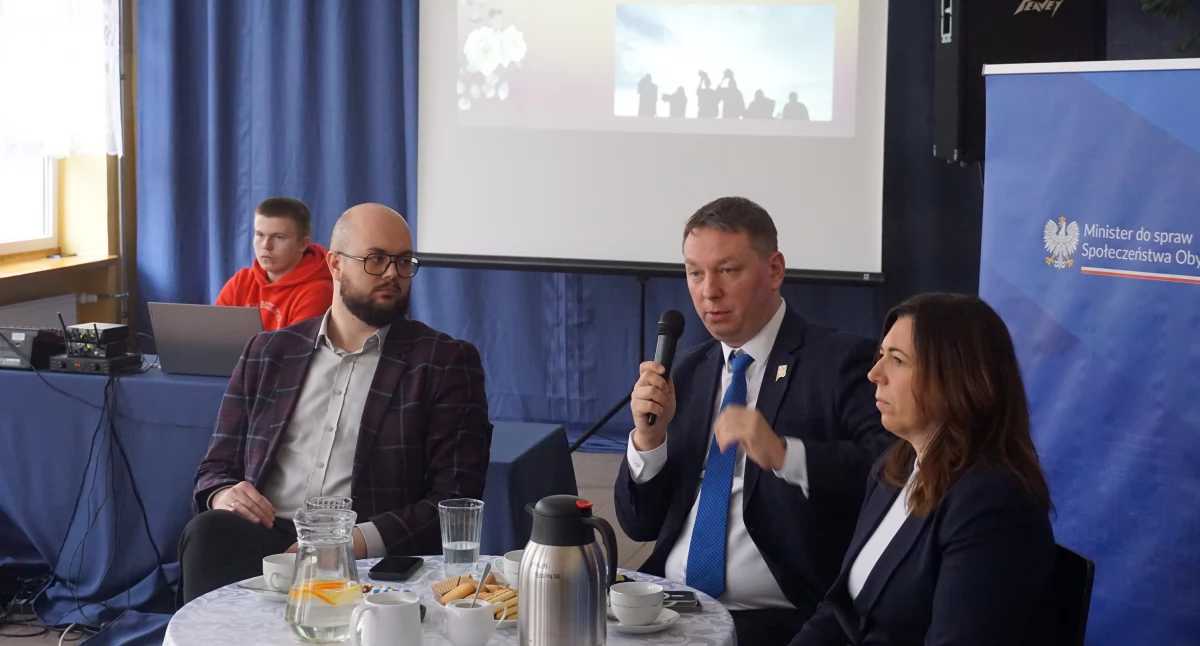 Wyjątkowa lekcja WOS-u. Podsekretarz stanu w Kancelarii Premiera z wizytą w barcińskiej szkole (zdjęcia)