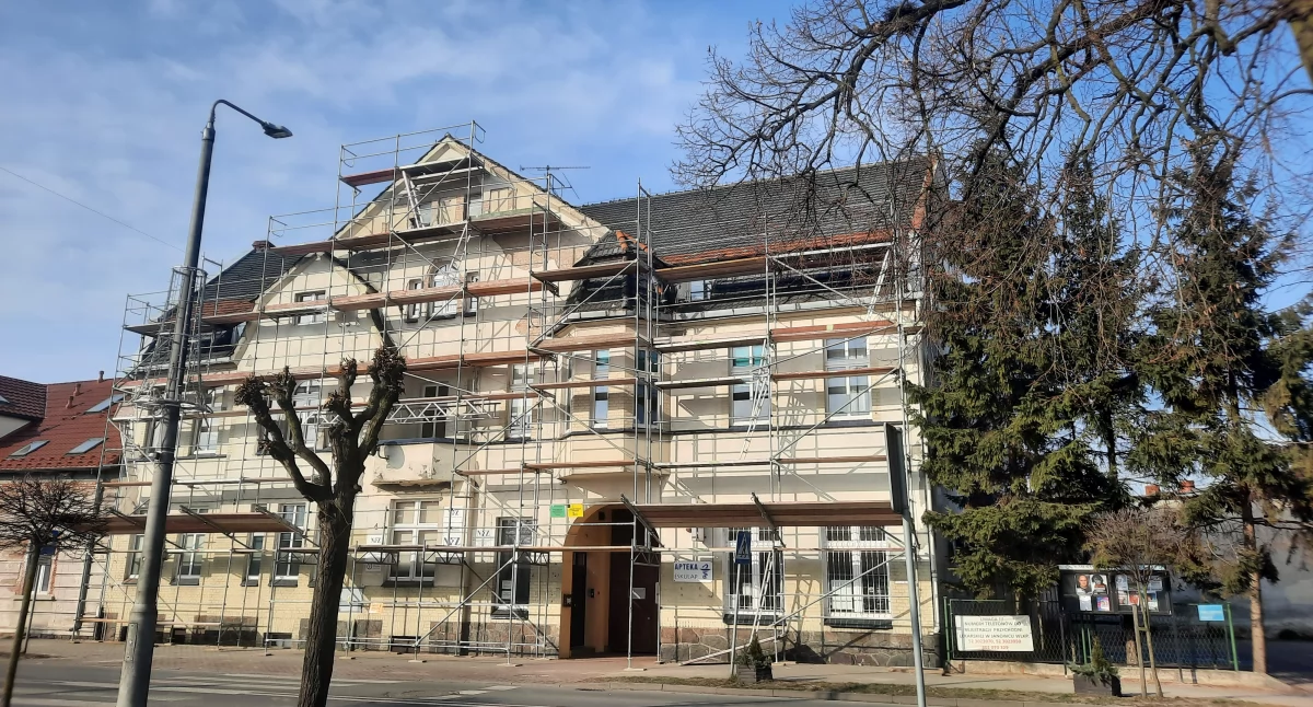  Nowy dach nad janowieckim ośrodkiem zdrowia. Prace ruszyły