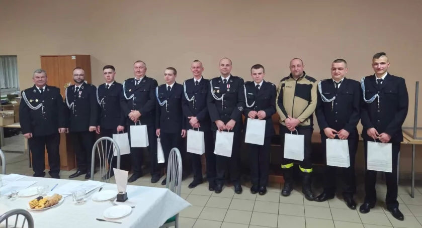Odznaczenia i medale dla strażaków, defibrylator AED w Mamliczu
