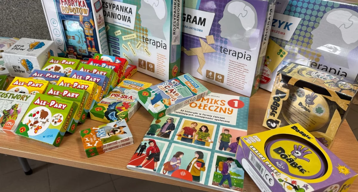 Zrozumieć trudności, z jakimi zmagają się rówieśnicy w spektrum autyzmu