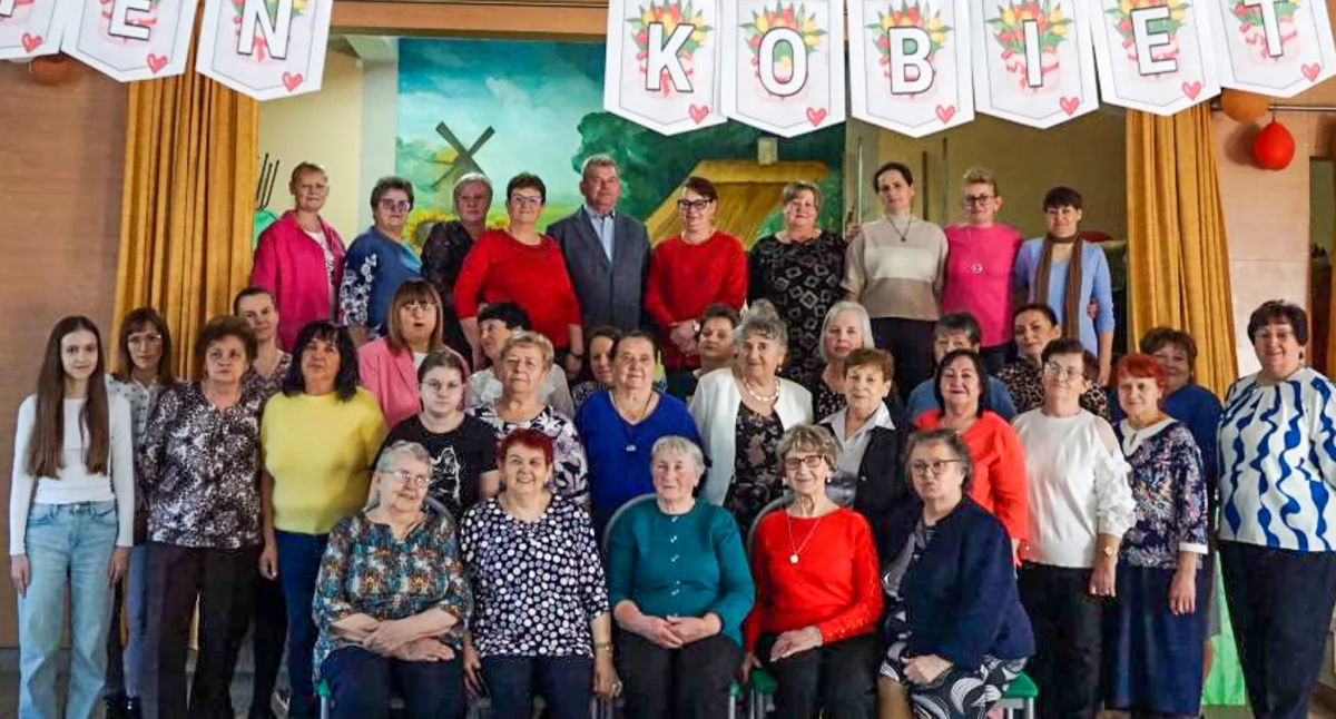  Uśmiechnięte kobiety, smaczne przekąski i piękne dekoracje czyli - świętowały panie z Mamlicza