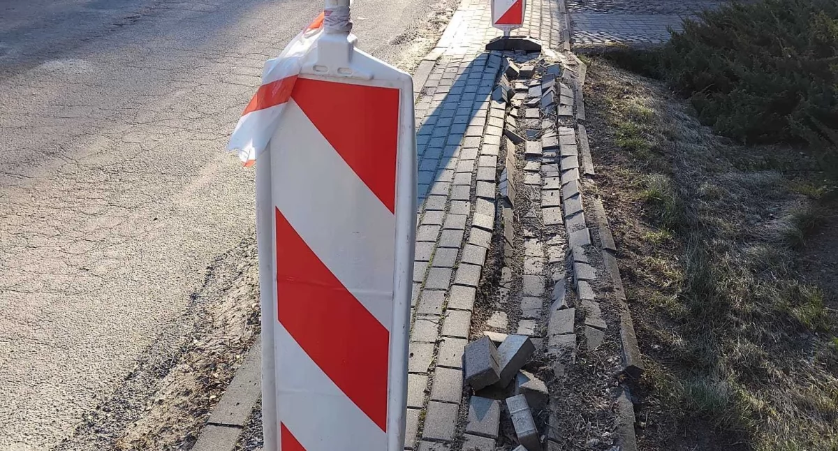 Zarwany chodnik i dziury na 20 cm