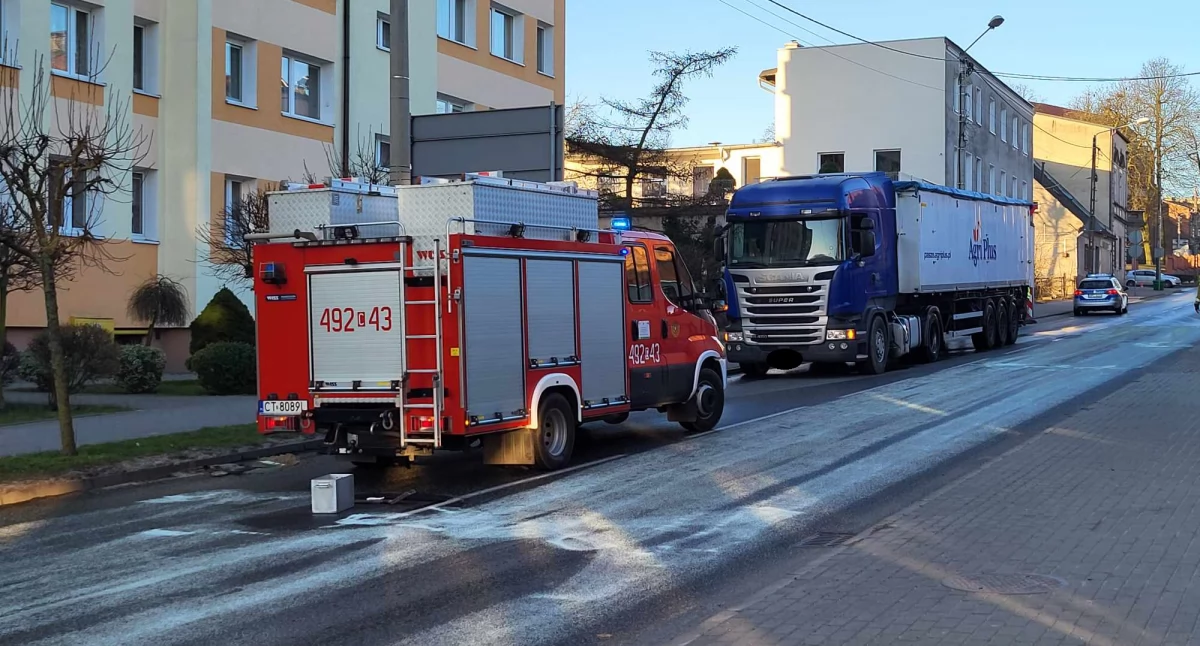 Poważny wyciek paliwa w Kcyni. Po godzinie 6 zawyły strażackie syreny (fotogaleria)