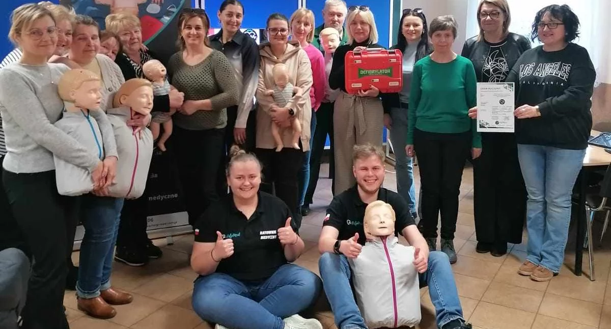 Wiedzą jak ratować życie! Nauczyciele i pracownicy szkoły w Laskownicy przeszli kurs pierwszej pomocy