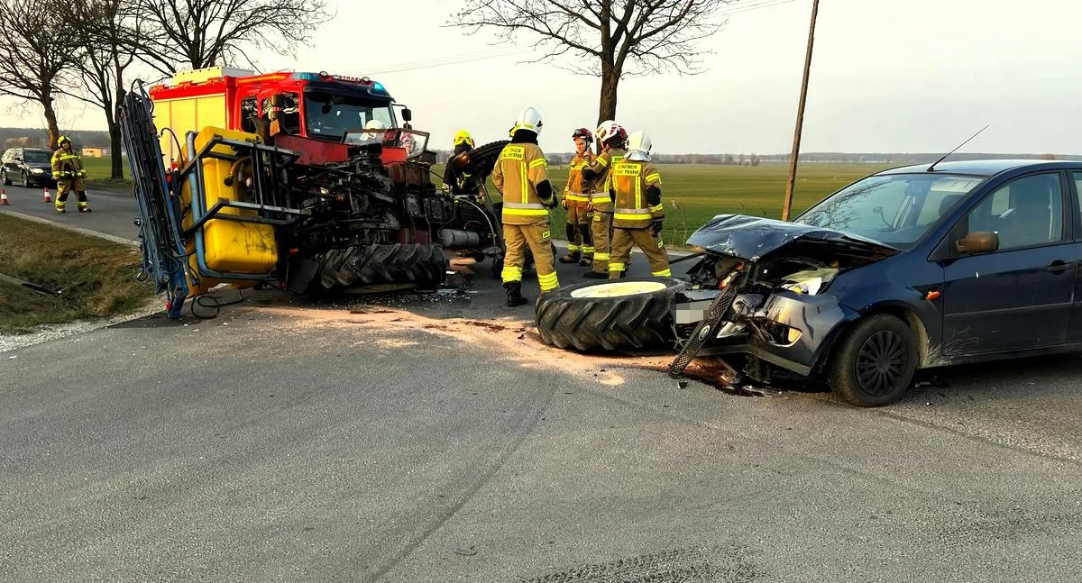 Wymusił pierwszeństwo i ciągnik się przewrócił. Odurzeni kierowcy w Laskach Wielkich i Piechcinie