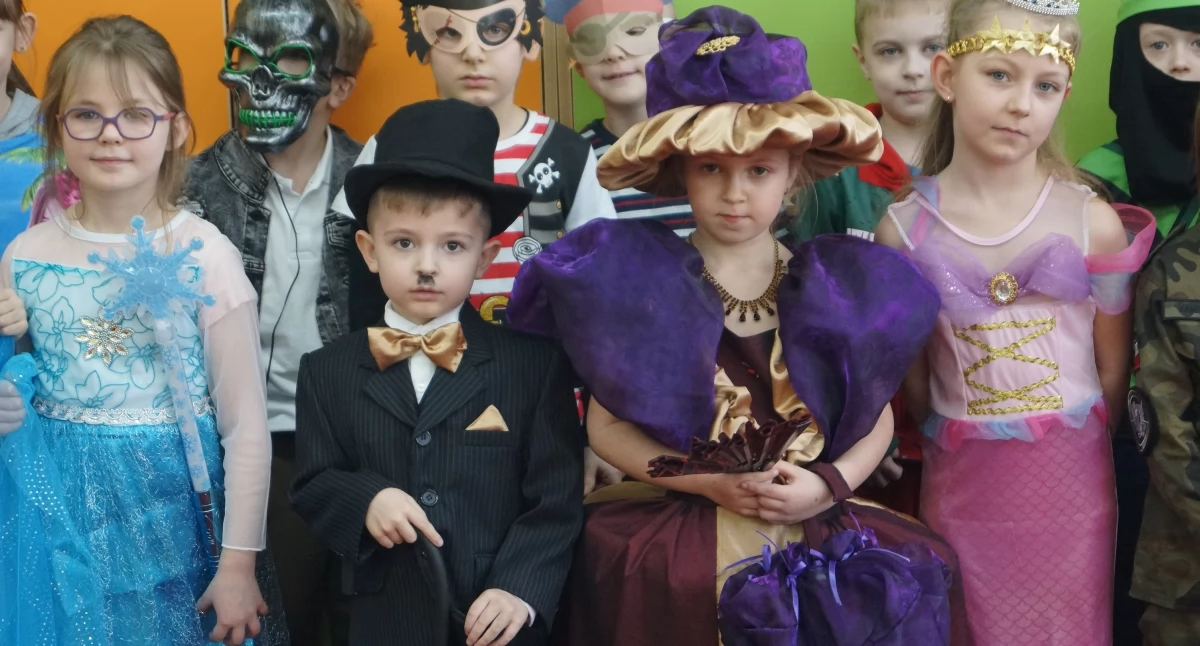 Oj, przydałby się ktoś na przyczepkę! Szkolne Koło Teatralne wystawiło sztukę dla młodszego koleżeństwa (fotogaleria)