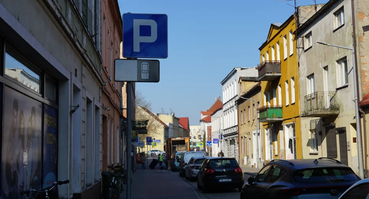 Płacą za parking, choć znak drogowy wskazuje, że nie muszą