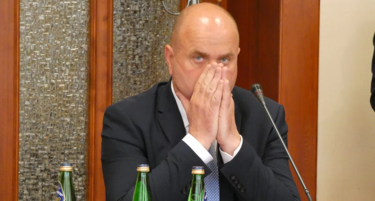 Nieprowadzenie sesji i zarządzenie głosowania nad niesporządzonymi protokołami
