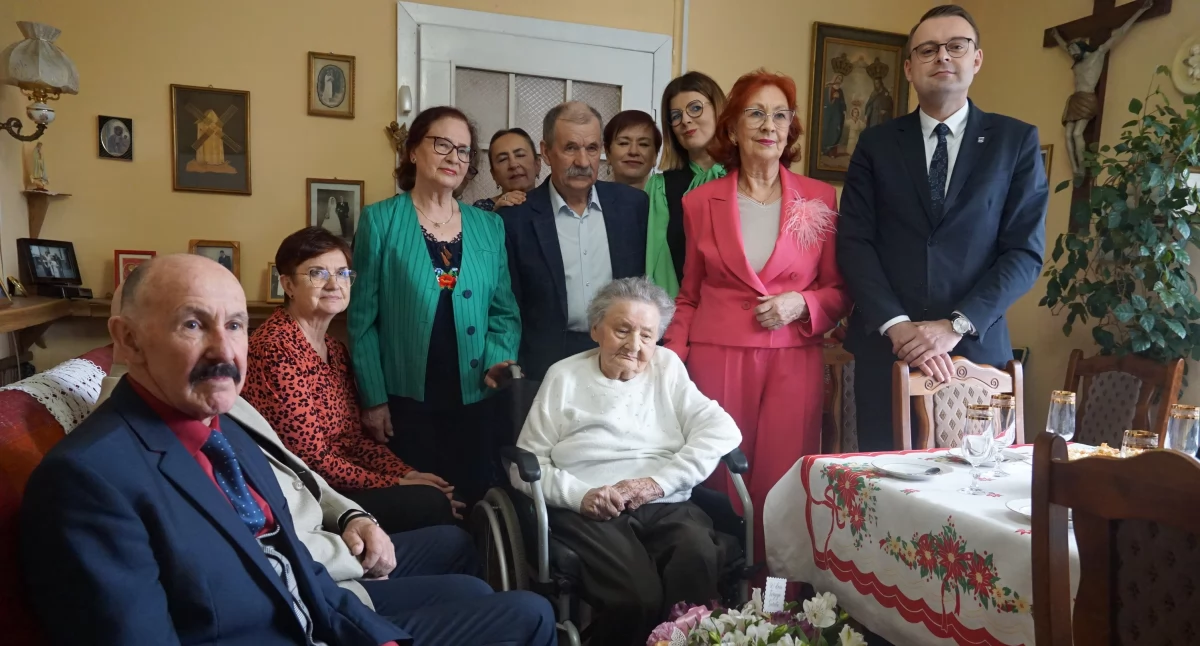 Zofia Bujewska z Jadownik Rycerskich skończyła 100 lat (film + fotogaleria)