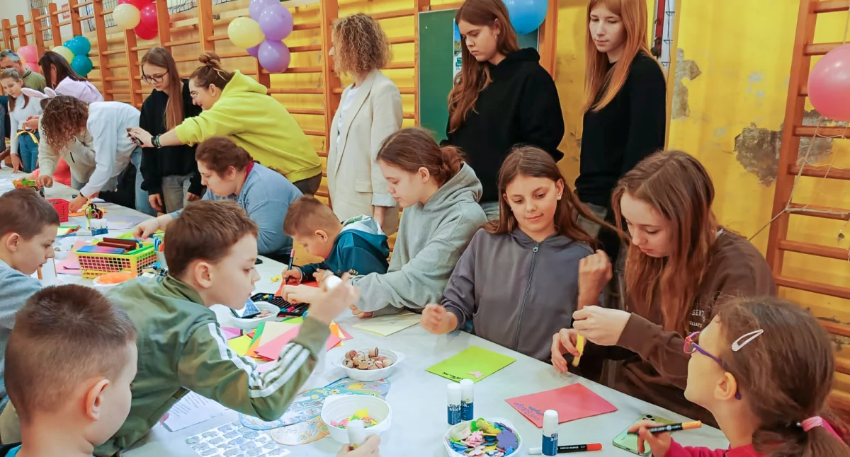 Posiali rzeżuchę, pograli w gry planszowe, trafili jajkiem do wytłaczanki