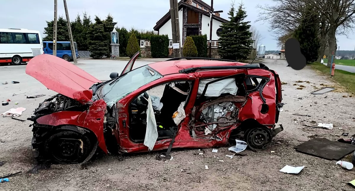 Złom z samochodów na skrzyżowaniu w Laskach Wielkich 