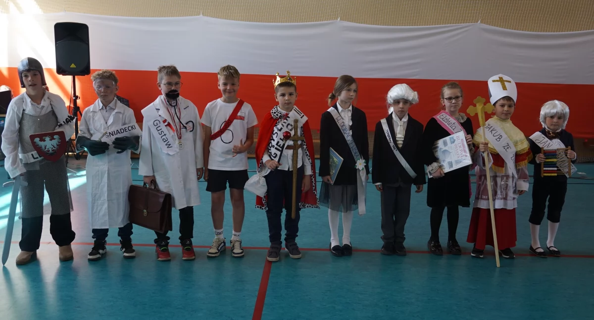 Galeria słynnych Pałuczan na patriotycznym happeningu w piątce