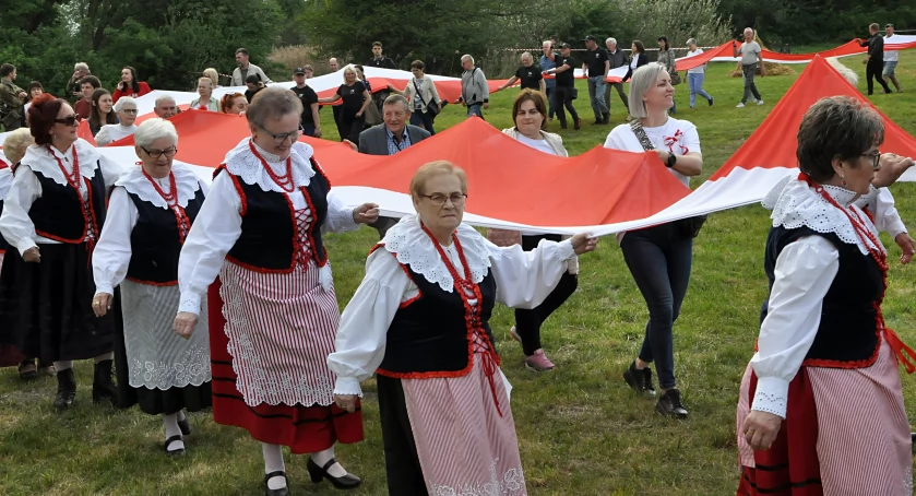 Gigantyczna flaga w Dzień Flagi Rzeczypospolitej - święto przy ruinach zamku w Szubinie